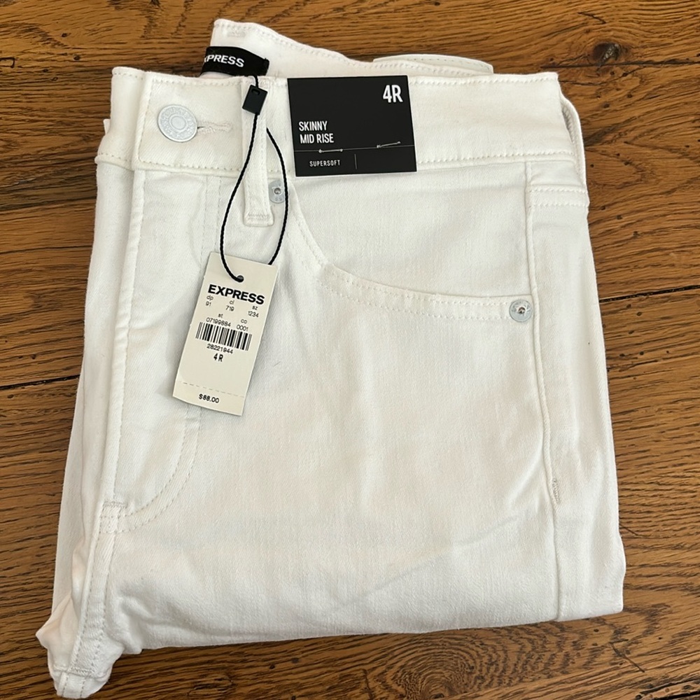 Skinny mid rise jeans never worn!